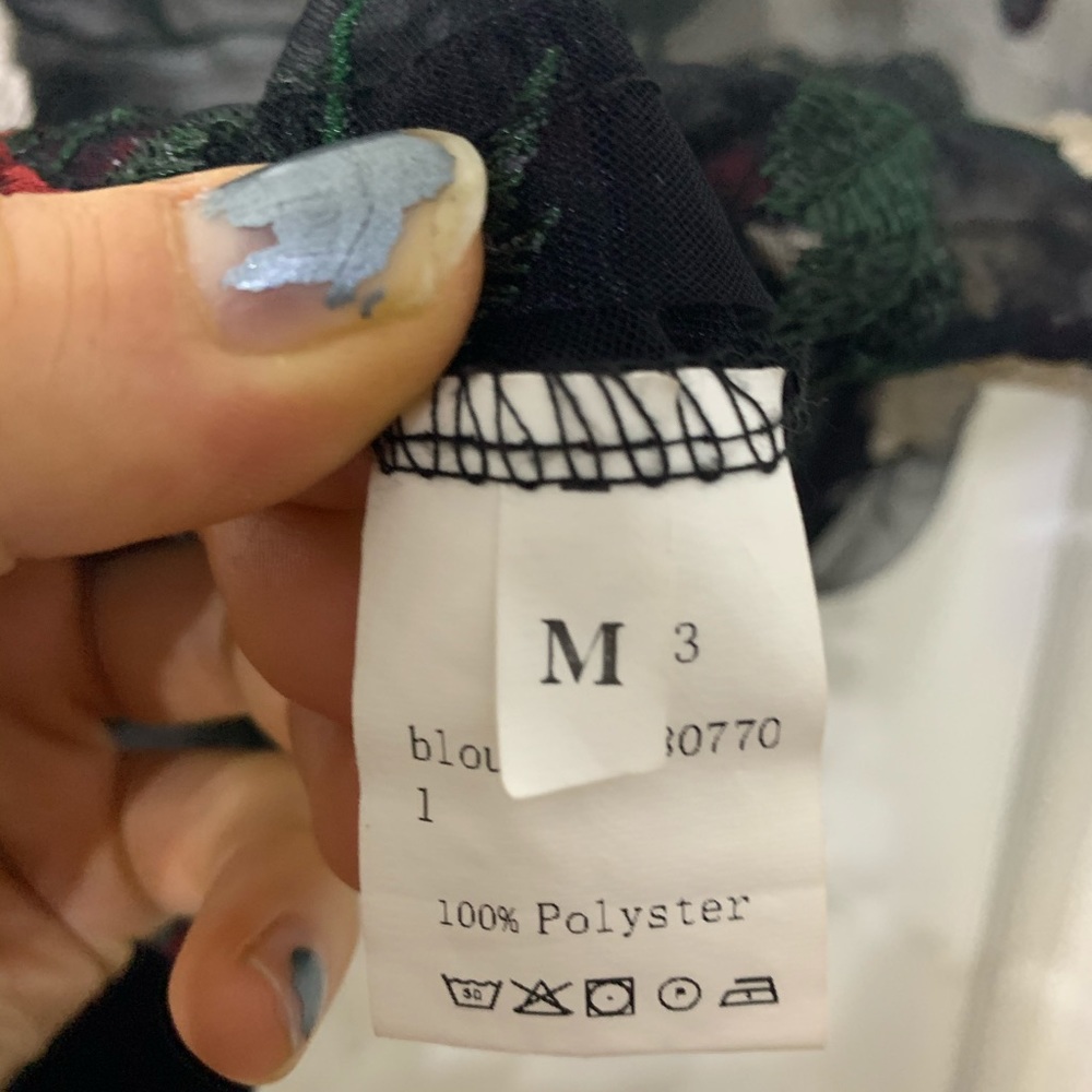 3/$16 Sheer Floral Black Top Size M - Picture 4 of 4